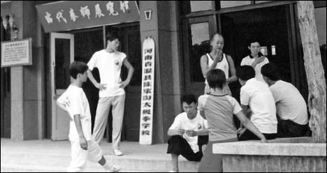 Các học viên trò chuyện trên bậc thang Học viện Huấn luyện Trấn Trần Gia Câu