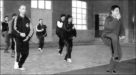 Luyện thế Bồ Tát Hiến Xử (Buddha's Warrior Attendant Pounds Mortar)