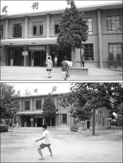 Học viên vào Học viện và sân tập trước Học viện
