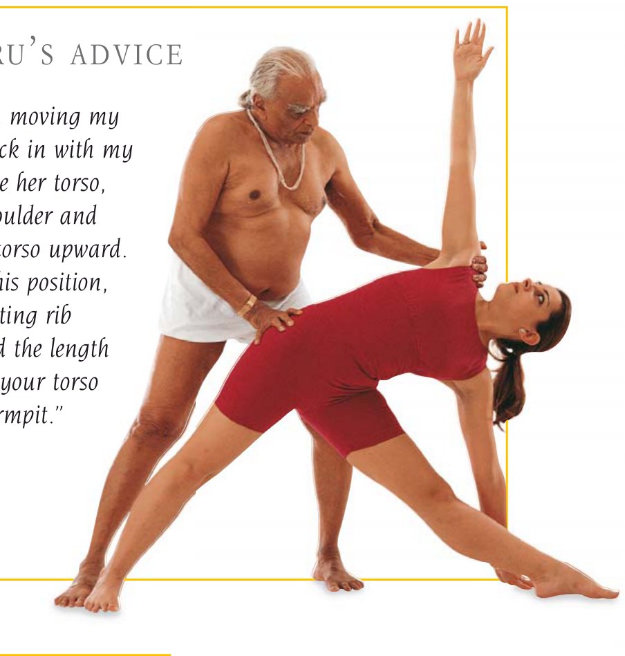 Iyengar hướng dẫn học trò trong Utthita Trikonasana