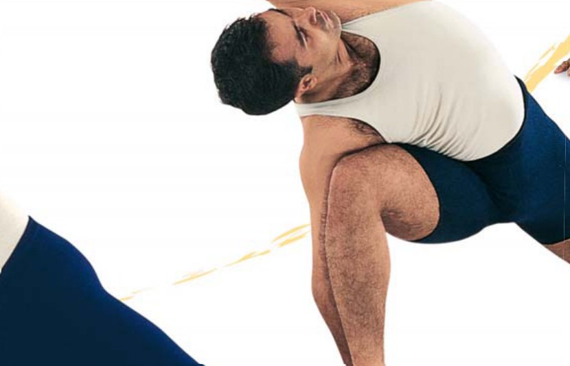 Utthita Parsvakonasana — hai lòng bàn tay thẳng hàng với nhau