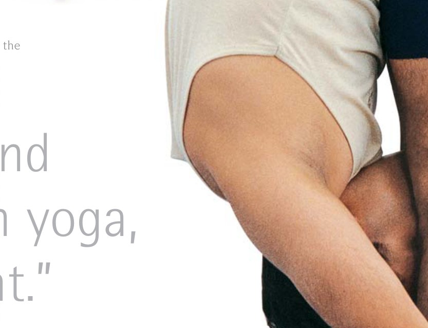 Uttanasana — kéo giãn toàn bộ thân thể khi nâng hai cánh tay