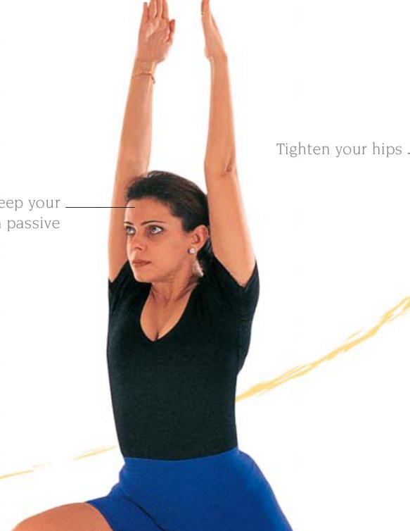 Virabhadrasana 1 — hướng các ngón tay giữa lên trần nhà