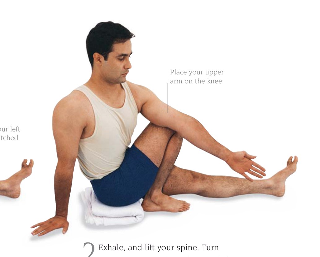 Bharadvajasana — nhìn qua vai phải