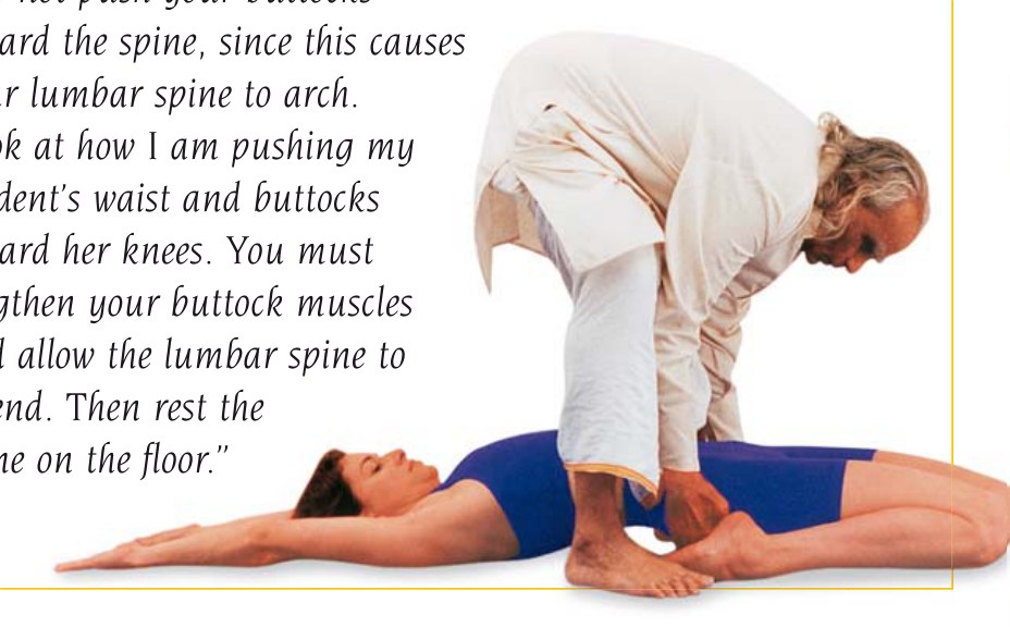 Savasana — giữ vùng thắt lưng duỗi xuống