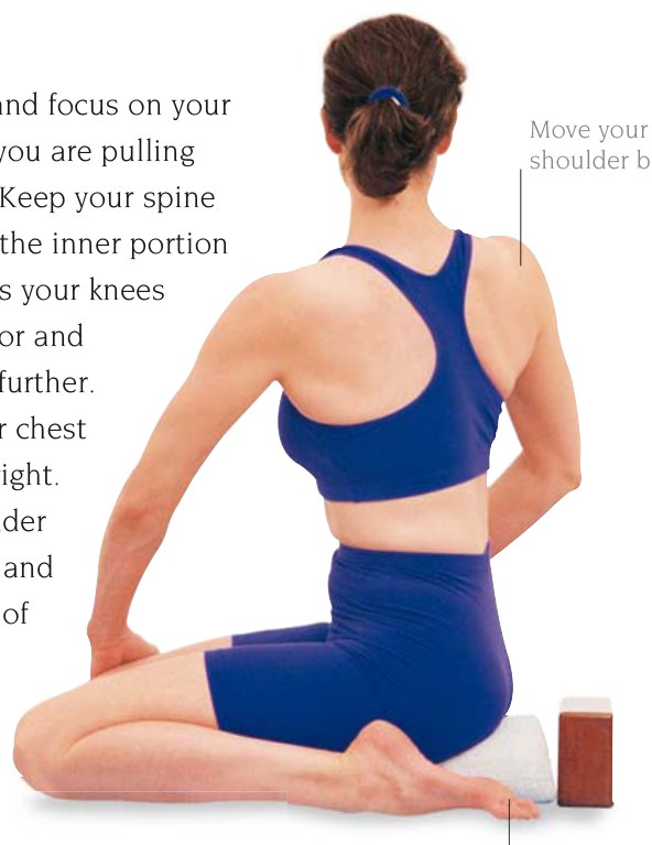 Parsva Virasana — xoay cổ nhưng giữ thư giãn