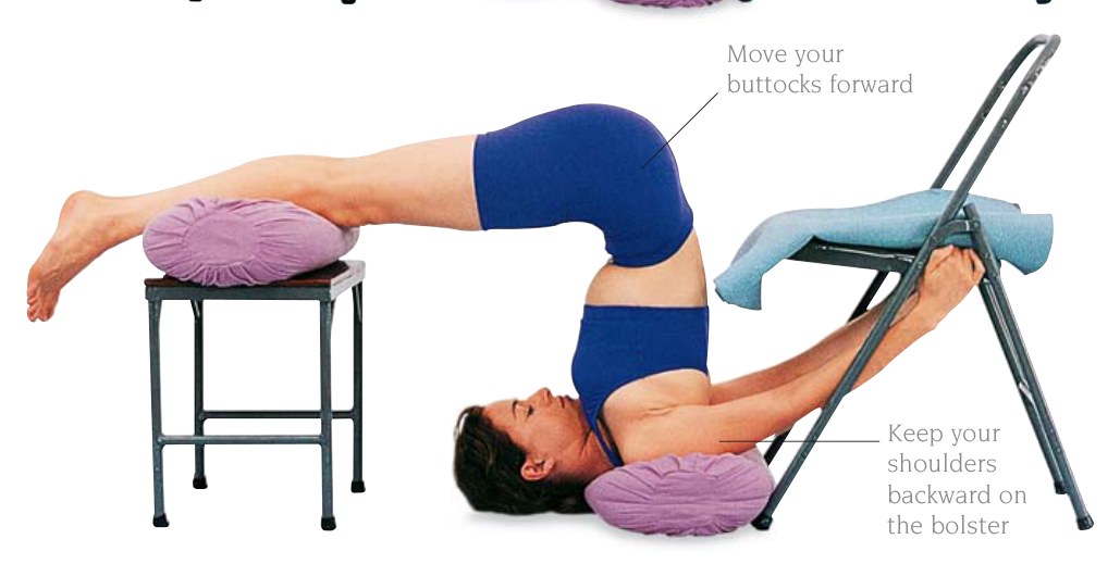 Halasana — nâng hai chân từng chân một