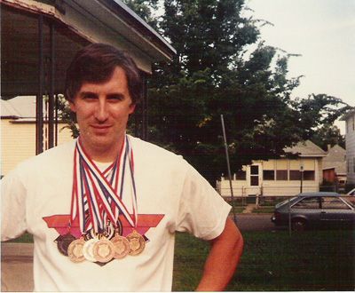 Tác giả Ken Gullette với các huy chương đoạt được tại AAU Kung-Fu Nationals 1990