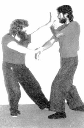 Đổi Bước Bằng Cú Đấm Thấp (Changing the Step Using Low Punch) — hình 156, ảnh gốc trang 82