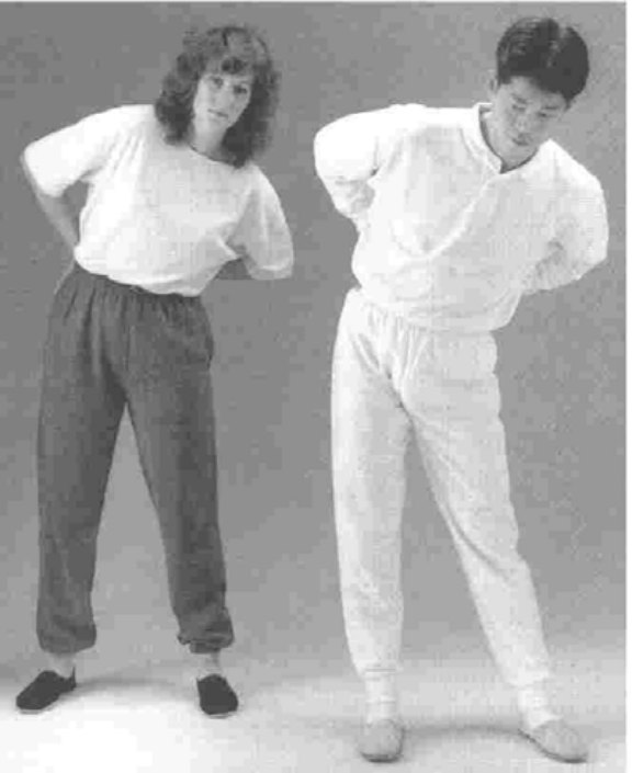 Khỉ rình — đứng tự nhiên, thư giãn toàn thân
