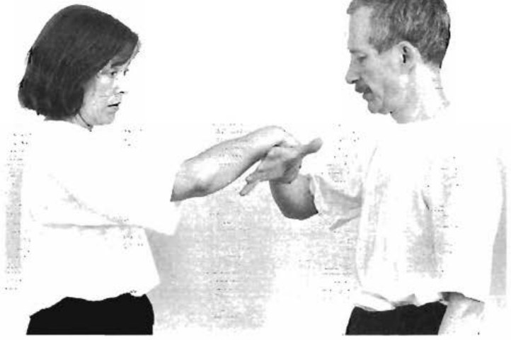 B xoay cổ tay và cùi chỏ vào trong