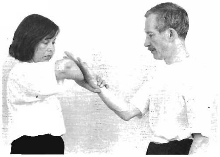 B duỗi hết cánh tay sau các vòng xoay vào ra
