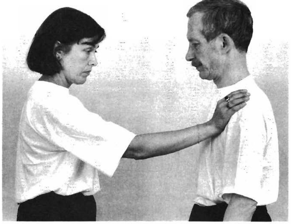 A đặt chưởng phải lên vai trái B và đẩy tới
