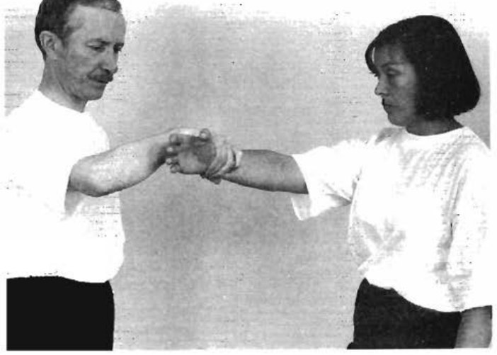 Trượt tay xuống tới cổ tay
