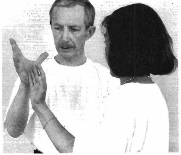 Cổ tay thoát ra qua khe hở