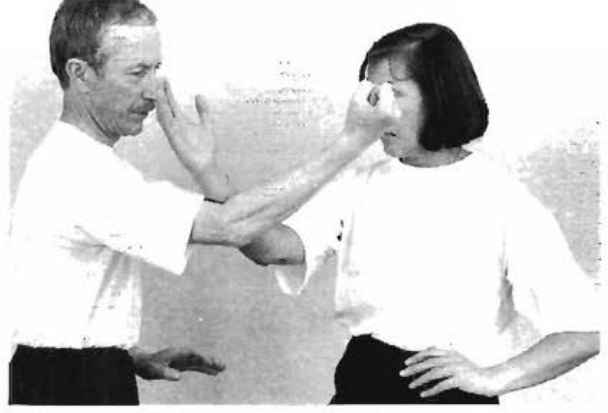 Gạt bằng cẳng tay ở góc độ khác
