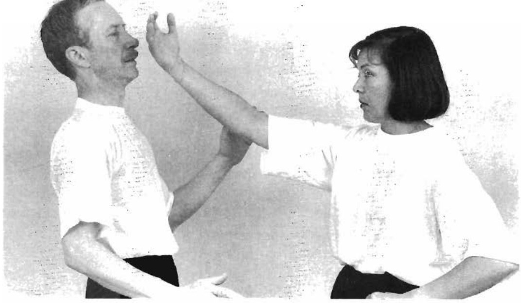 Đánh lừa: vung tay về phía mặt