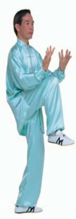 Đấm Hai Tai: chân phải hạ xuống tự nhiên, xoay hai lòng bàn tay hướng lên