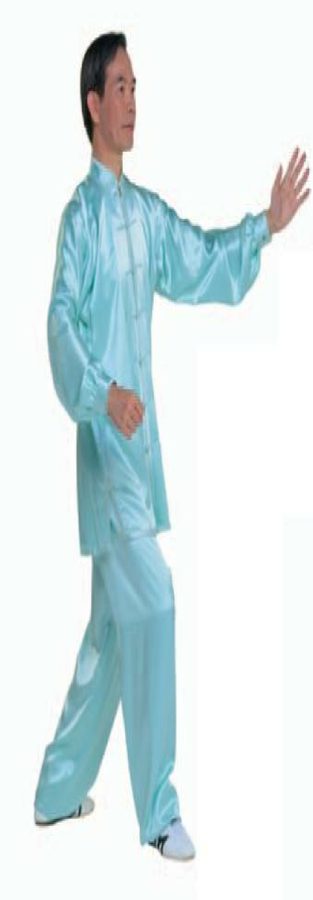Chuyển trọng tâm tới trước, tay trái múc lên như thể sắp ôm lấy ai đó
