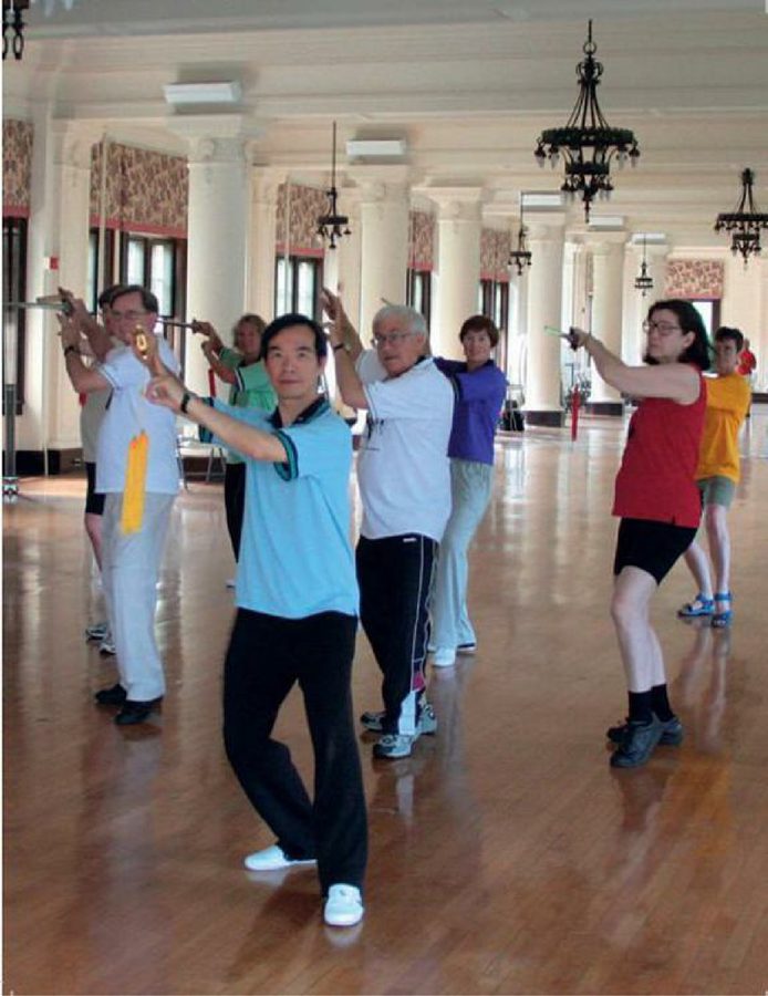 Tư thế kết thúc — đứng thẳng tự nhiên, hai tay xuôi bên thân