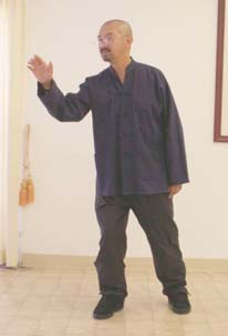 Với tay lấy vật
