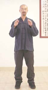 Động tác 3 — kéo tay vào theo vòng tròn.