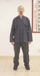 Động tác 1 — tư thế chuẩn bị, hai tay buông.
