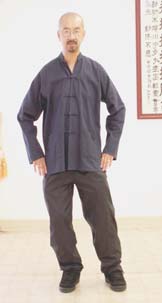 Động tác 8 — nhấc chân trái, chuẩn bị bước.