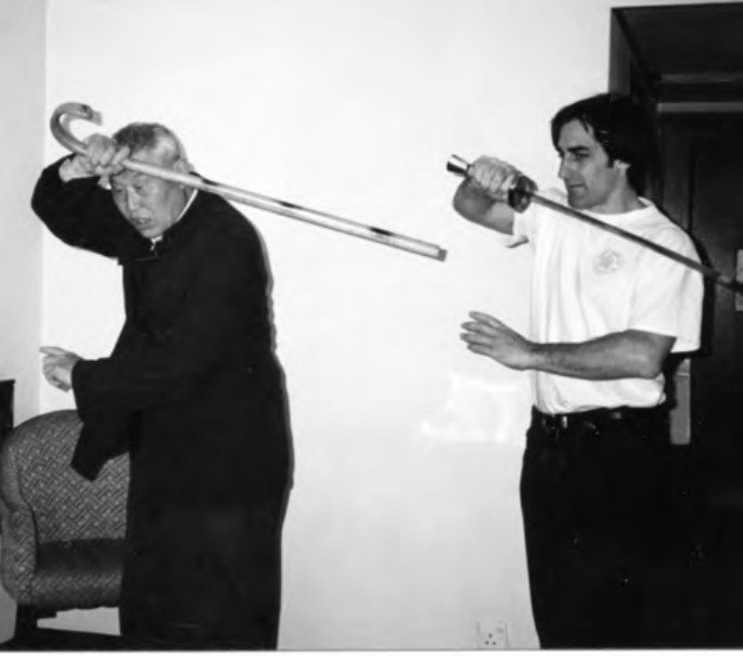 Wang Shi Tong đang dạy Tom Bisio bài đại đao Bát Quái