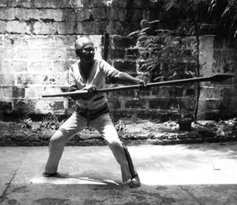 Filemon “Momoy” Canete trong tư thế đâm thương