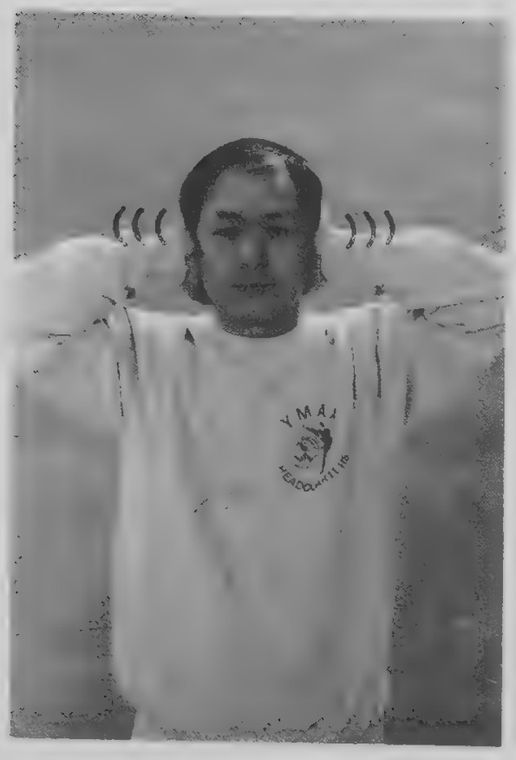 Hai tay che kín hai tai