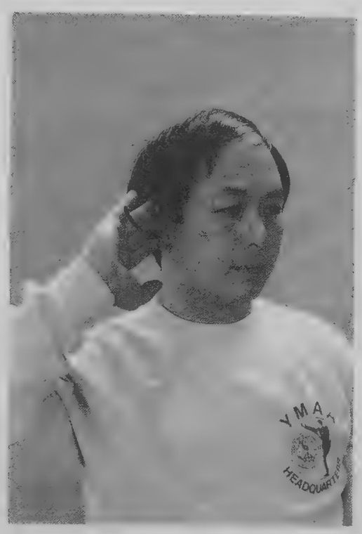 Ngón tay vuốt tai phải