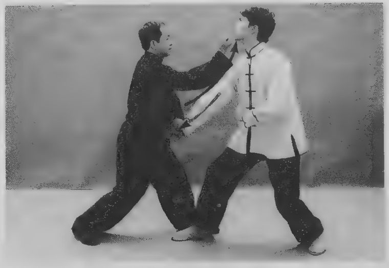 Khoan nắm đấm phải lên trên vào mặt đối thủ