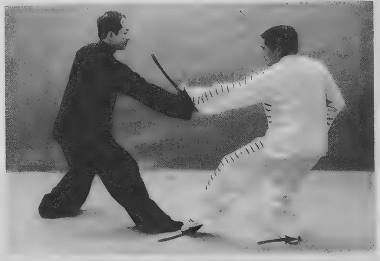 Trắng đẩy tay phải của Đen xuống và sang trái bằng tay phải