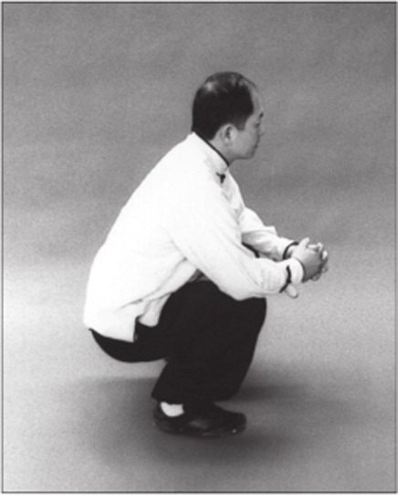 Ngồi xổm với bàn chân áp đất