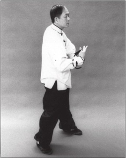 Nâng tay phải lên ngang ngực, hít vào