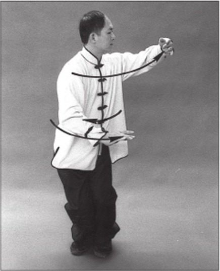 Thở ra và xoay thân sang trái